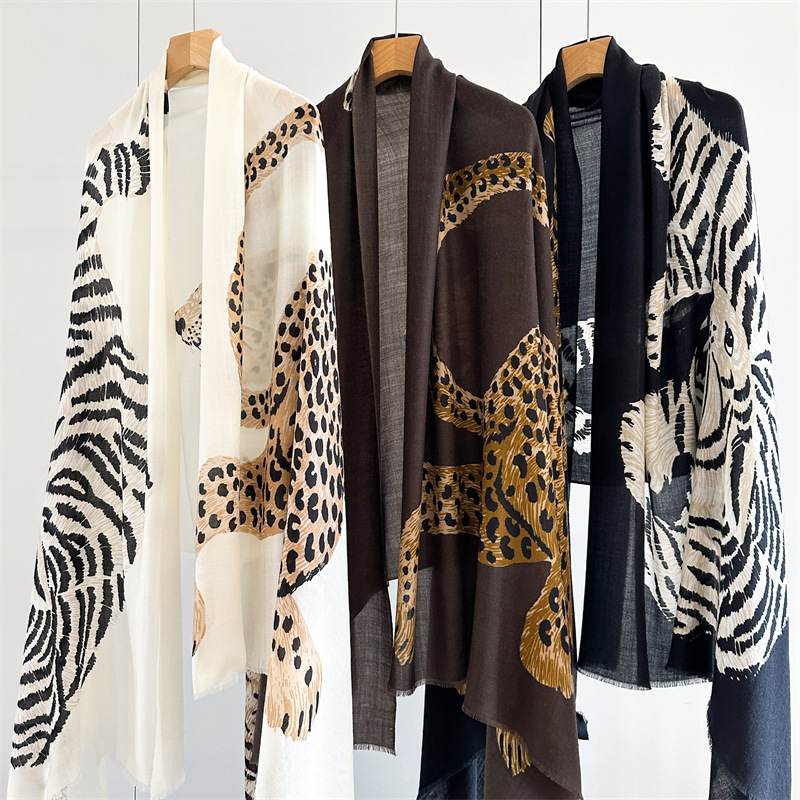 Winter Clothing Hong Kong - وشاح كشمير فاخر بتصميم أنيق مزين